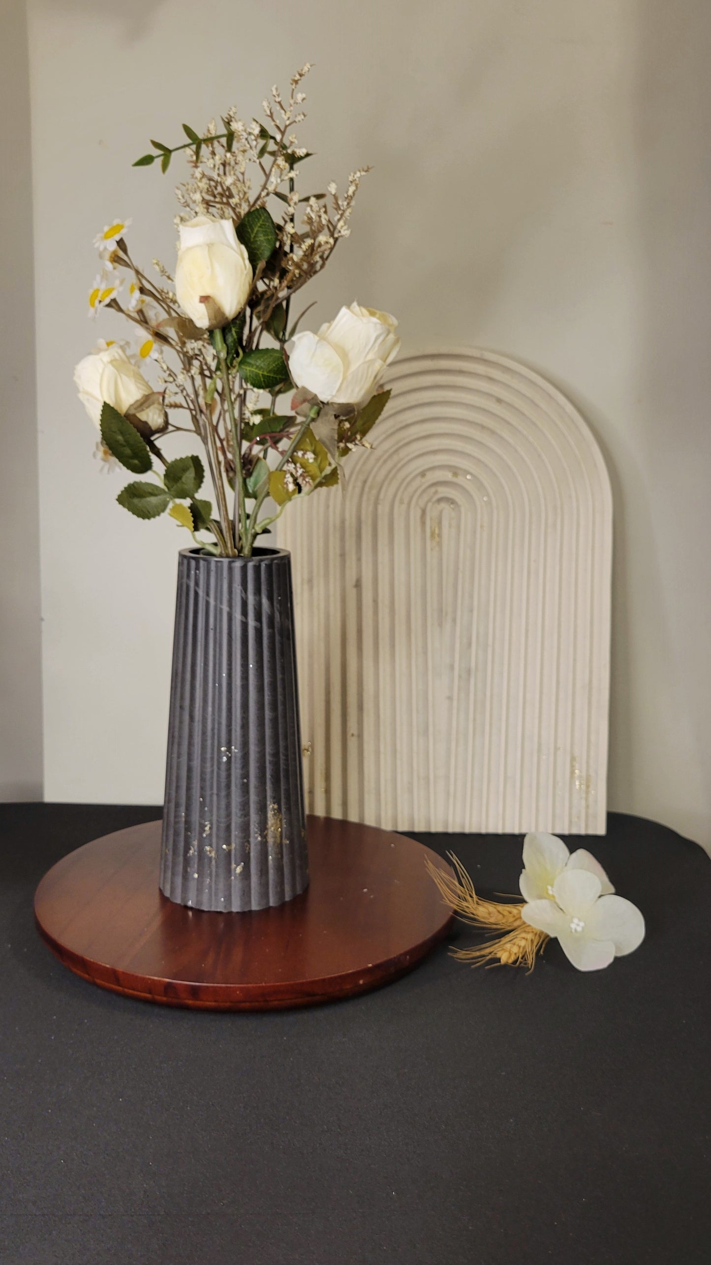 Sculptura long vase